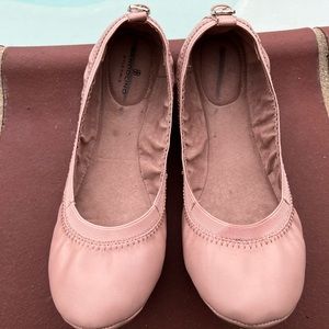 Bandolino pink flats size 8. Faux leather with buckle detail on the heel.